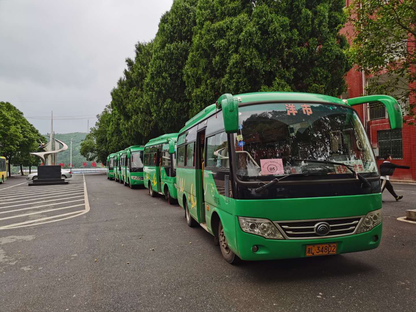 郴汽集團桂陽汽車站安全運送考生到達體育中考考點